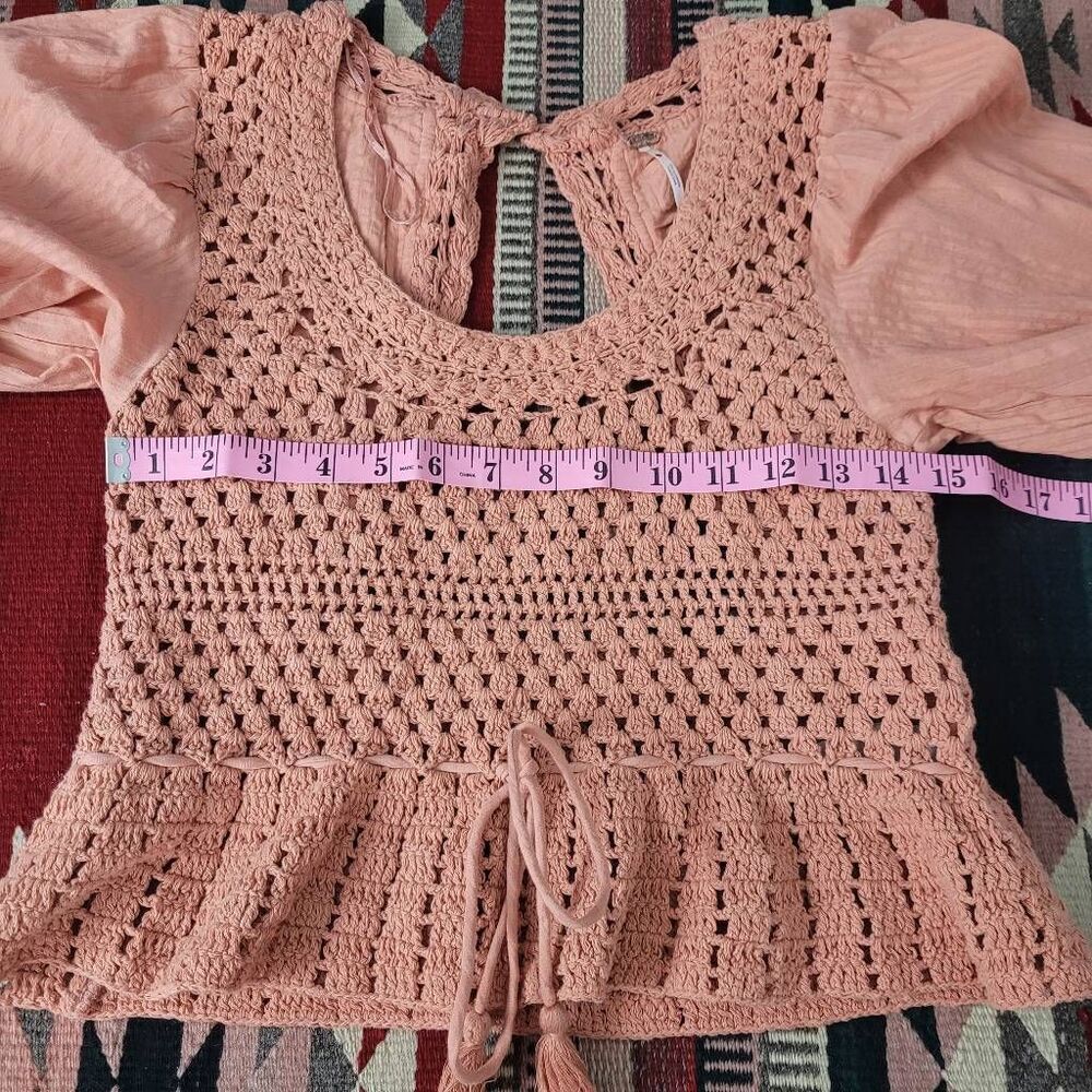 Free People Megan Crochet Open Knit Peplum Puff Sleeve Top Sz XS Coral Sands - Picture 6 of 7